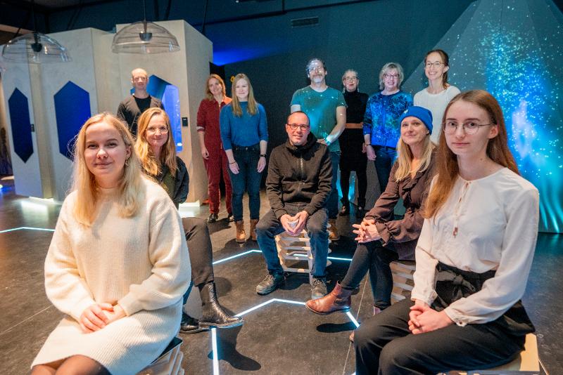 Kristine Ettestad (t.v.) og Ingeborg Frøystein (t.h.) i utstillinga 